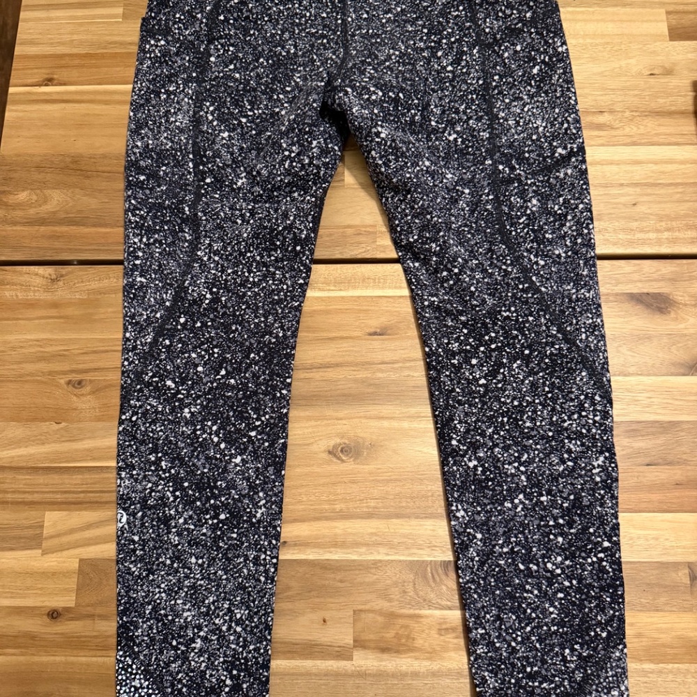 Lululemon scalloped bottom leggings - Picture 4 of 6